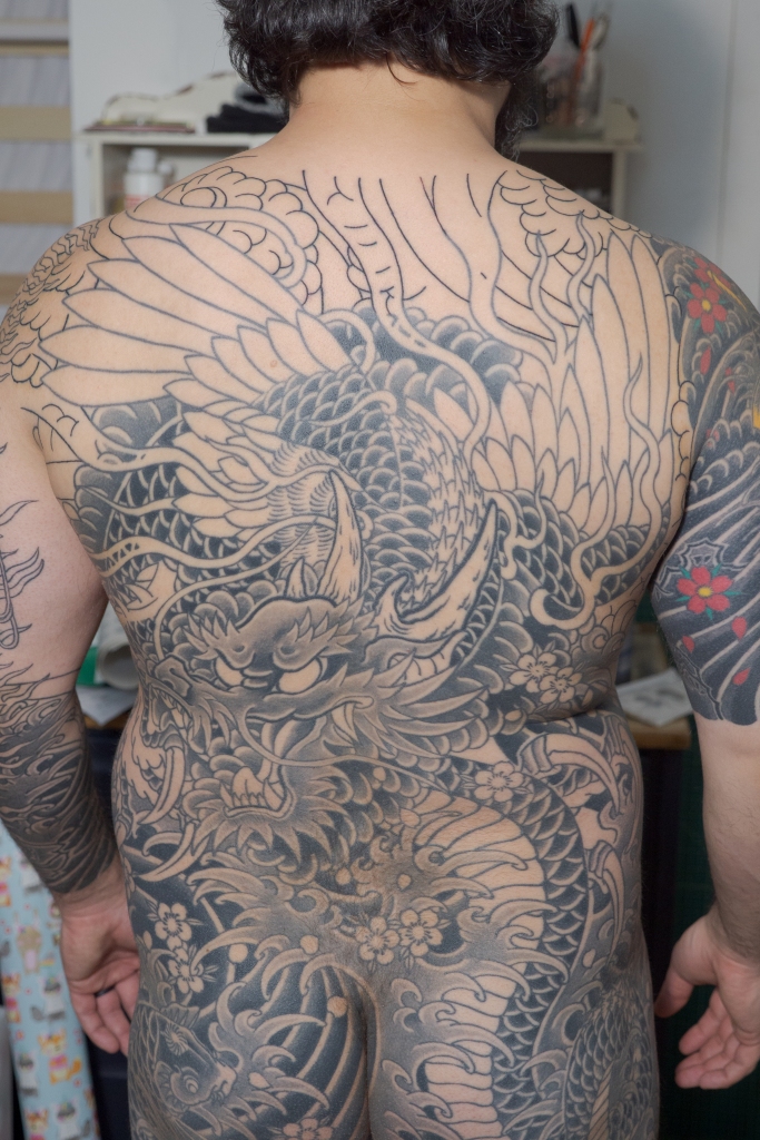 My dragon tattoo, got it three weeks ago during my (first) trip in Tokyo.  Twelve hours session : r/irezumi